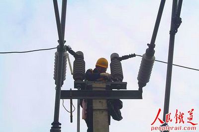 郑州供电段抓好冬季设备检查工作